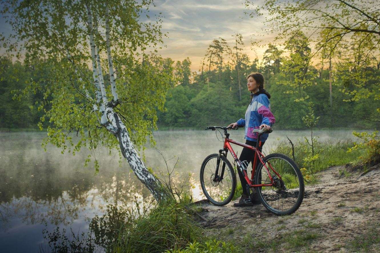 Fahrradfahrerin am See